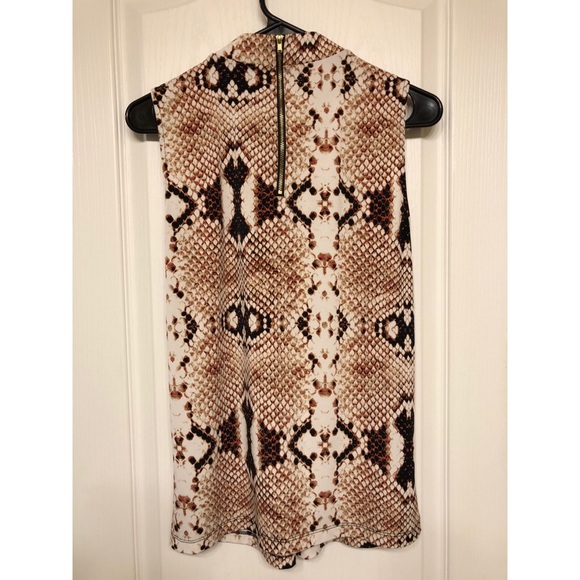 Snakeskin-patterned Sleeveless Blouse - Picture 2 of 3